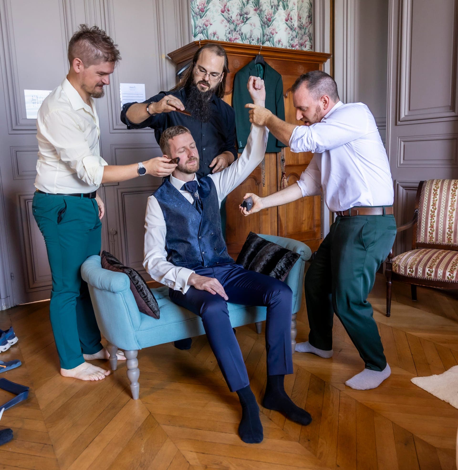 Moment de fête entre le marié et ses témoins